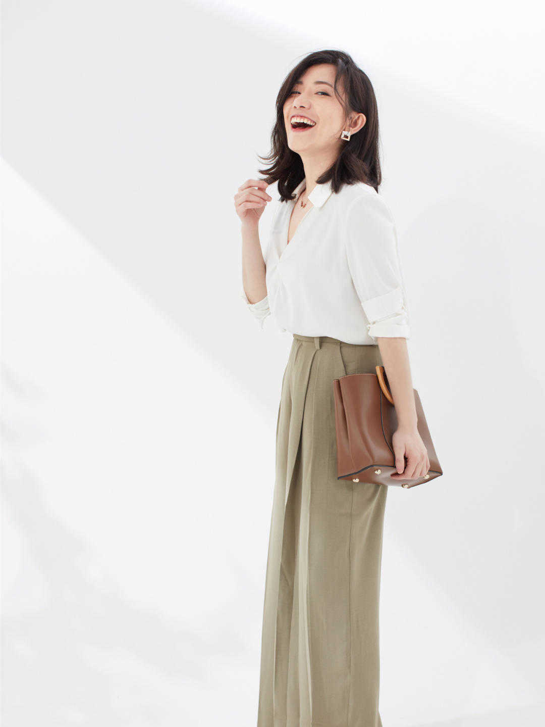 夏季|夏季阔腿裤要这样穿，搭配上白色衬衫，广告显得清爽，显瘦又舒适