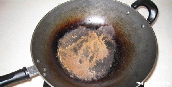 锅用久了又黑又脏,别着急丢!教你一妙招立马像新买的一样干净