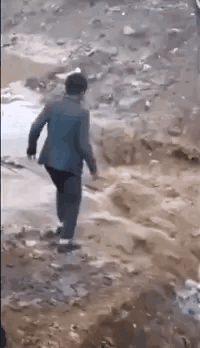 |搞笑GIF:我都不敢这么p,她却敢这么长!