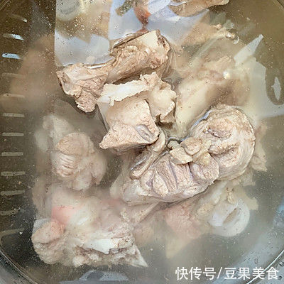 #暖冬酱在手,嗨吃部队锅#大骨煳锅贴