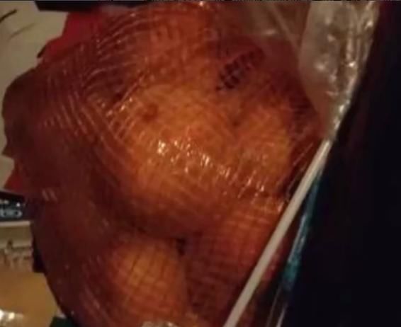 桃子|熊孩子把超市桃子全都戳上一个洞,网友真是妈妈的好“帮手”