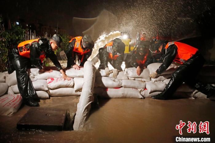 燃眉之急|台风过境引发居民区内涝 上海武警雨夜驰援解燃眉之急