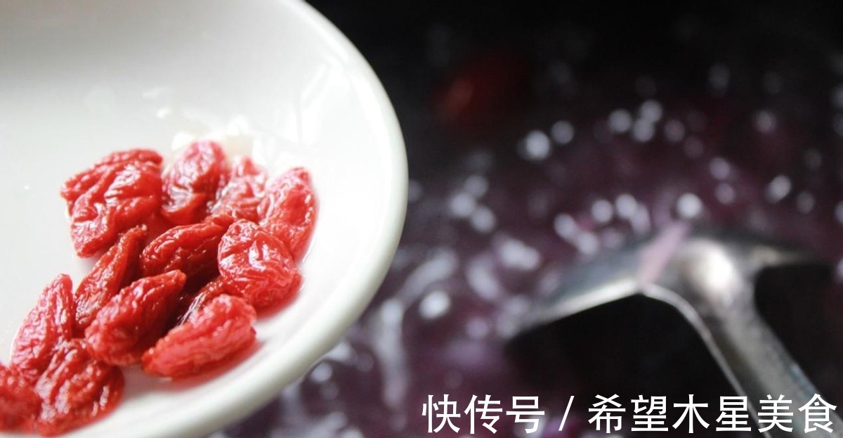 红枣|这是一道银耳羹，加了紫薯后更加香甜，营养更足！