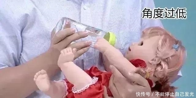 吃奶|“脚扶奶瓶”的喝奶宝宝火了,开发奇葩吃奶姿势,网友骨骼清奇