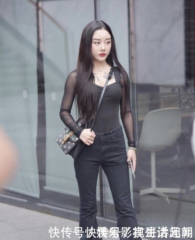 大长腿|紧身纱网上衣塞进喇叭裤突显大长腿，横跨包包让穿搭更为“精致”