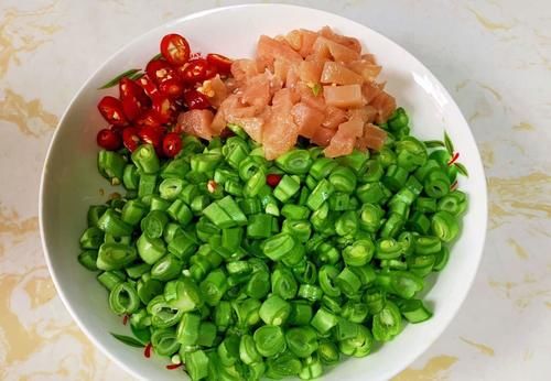 健身|大鱼大肉吃腻了,来个四季豆炒鸡肉,味道清香又独特,健身达人都喜欢