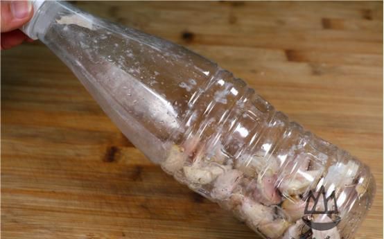 今天才知道,原来剥大蒜这么简单,只需一个瓶盖,一分钟剥一大碗