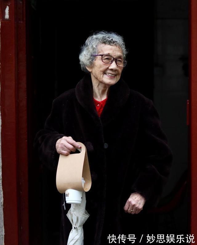 老年人|爱美不分年龄,这位老奶奶的穿搭舒服又接地气,慈祥可亲又显气质