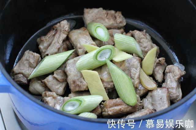 玉米|此菜虽然看着是一锅乱炖，却是超级美味又下饭，吃上就不想停嘴！