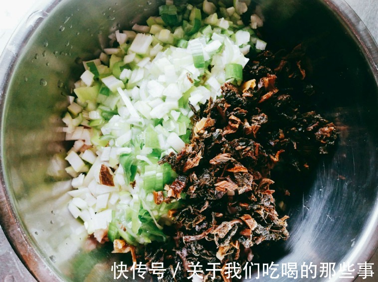 五花肉|5元1个的梅干菜肉饼，在家轻松做，酥脆咸香，放凉也不硬，特好吃