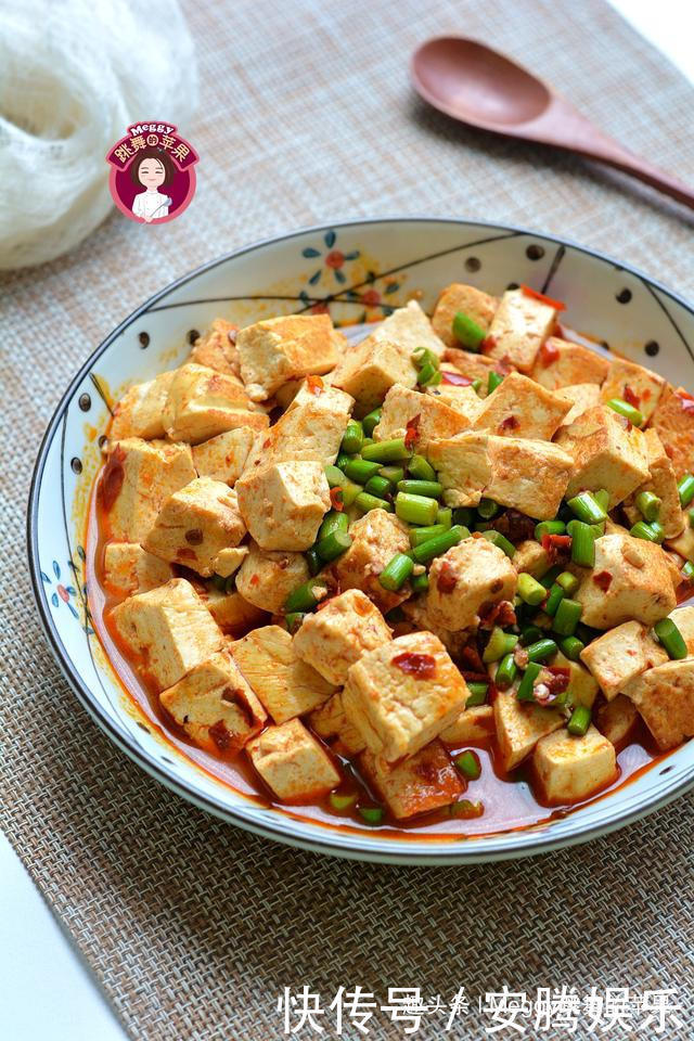 想要豆腐入味不碎,70多岁老妈的方法赞,几滴油不放盐,倍儿香