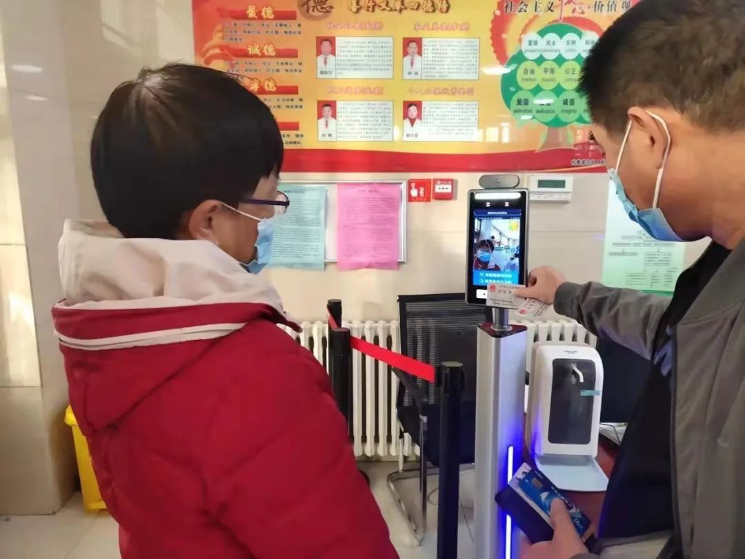 查验机|【抗击疫情不松懈】刷刷身份证,秒“亮”健康码!智能防疫自助查验机亮相扎区人民医院