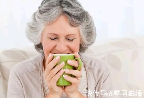 喝杯水|晚上睡觉前喝杯水到底好不好?为什么?你真的知道吗?不要再错了