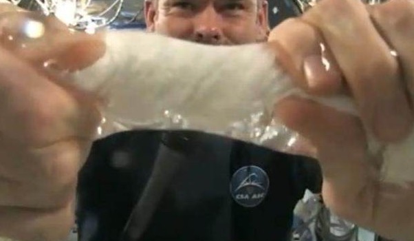 太空 男子在太空上拧毛巾,接下来一幕,让人直呼不可思议!