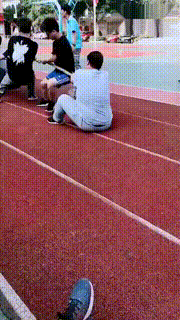 |搞笑GIF：碰瓷的后果很严重，哥们你要谨慎