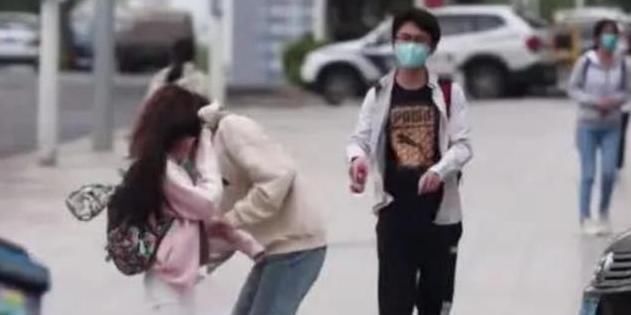 暖心|女孩来“初潮”浑然不知,女子暖心帮助获赞无数,网友暖心阿姨