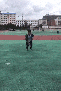 |搞笑动图:上一秒很帅,下一秒很疼!