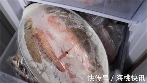 不管解冻什么鱼，用水泡就外行了，教你一招，比活鱼都新鲜、美味