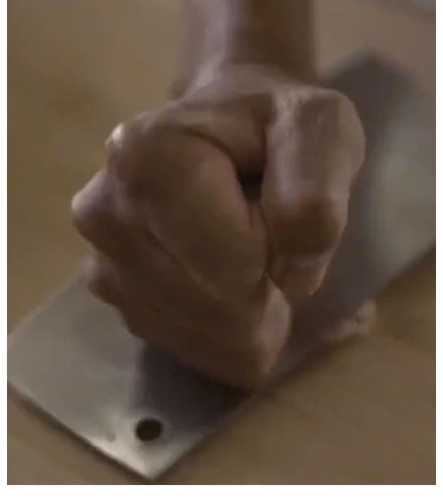 小技巧|撒贝宁用刀剥蒜！刀面压蒜手握拳重锤，惊得身旁众人直呼：小心手