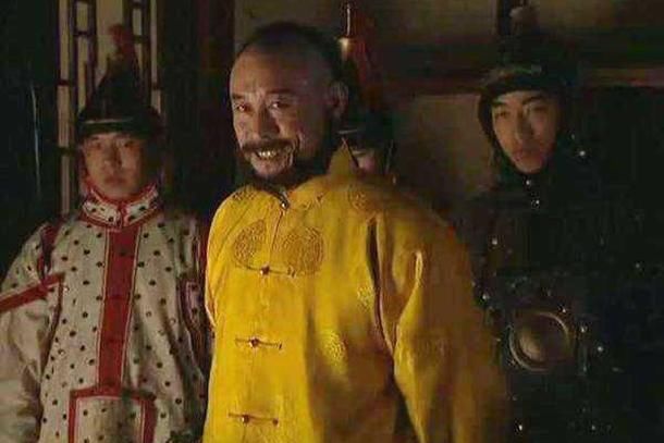 黄马褂|康熙到一老妇家吃饭，老妇：你不能坐这儿！康熙：大胆，赏黄马褂