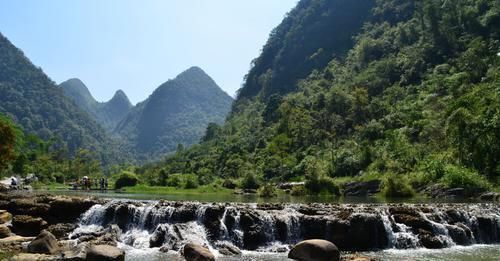 我国最奇特的县城没有通铁路只能坐飞机，山水还能媲美九寨沟