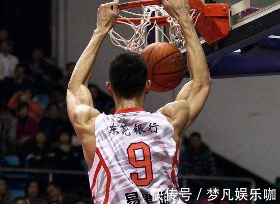 nb同样是推轮胎,看看詹姆斯,看看易建联,再看看周琦!差距太大了