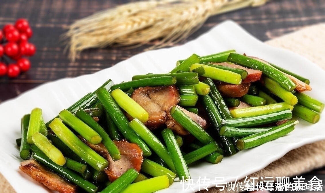 炒蒜苔时，有人焯水有人直接炒，都不对，教你一招，蒜苔又脆又绿