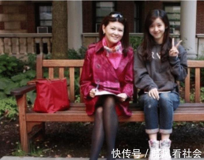 丈母娘|比刘强东只大5岁的丈母娘长啥样？当看到全家福后，网友：我自闭了