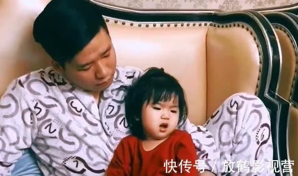 女儿|爸爸抱着女儿看电视，当看到旁边儿子，网友不淡定：这差别也太大！