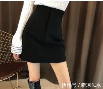 半身裙|今年流行黑色半身裙的N种穿搭法，配这4种上衣，演绎不同气质