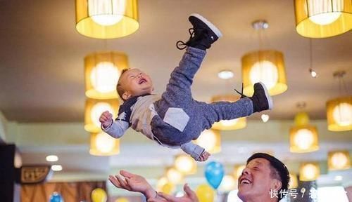 老伴|姥爷饭桌故意逗外孙,没想到小外孙如此回答,老人伤心不已