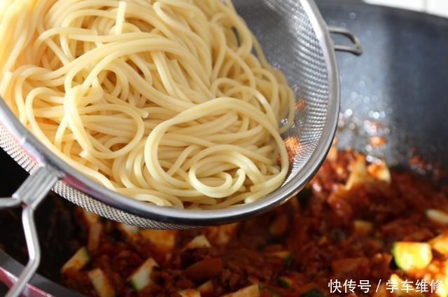 教你做正宗的番茄酱意大利面,掌握这几点,再不去西餐厅花冤枉钱