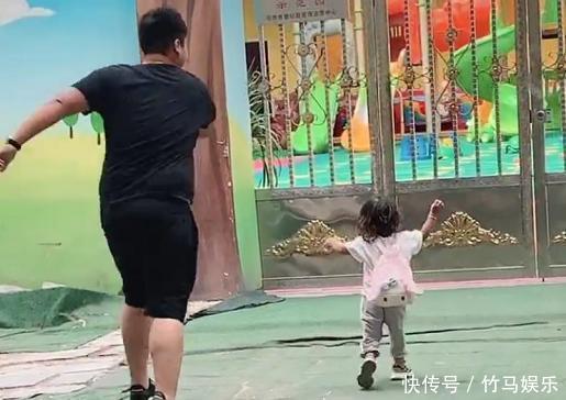 幼儿园|奶爸“颤抖式”送娃上学，网友：娃好可爱，好想抱走她爸爸