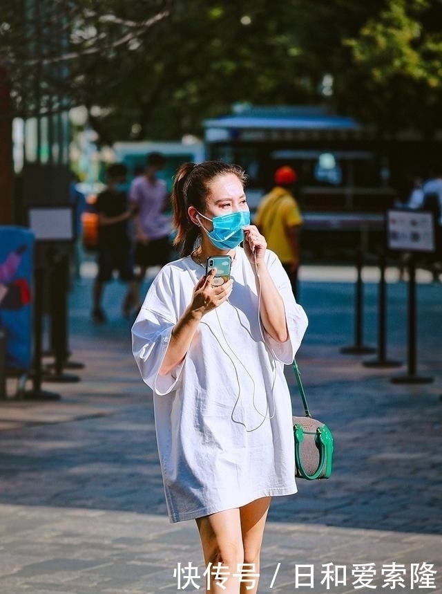  小心|街拍：小心机女孩的穿搭技巧，她们的穿搭有着独特魅力和个性特征