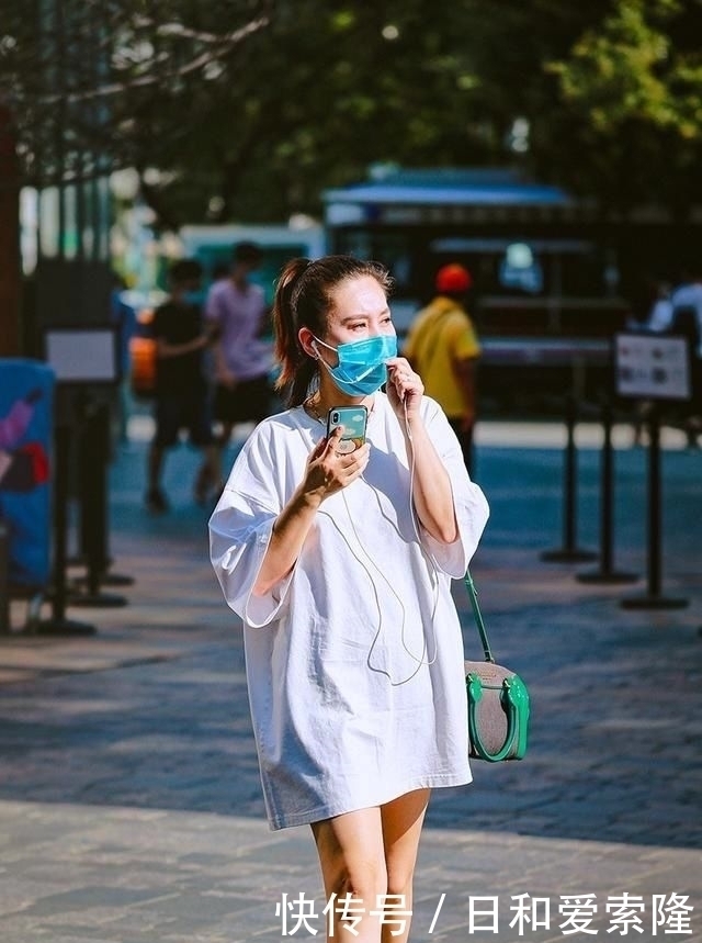 小心|街拍:小心机女孩的穿搭技巧,她们的穿搭有着独特魅力和个性特征