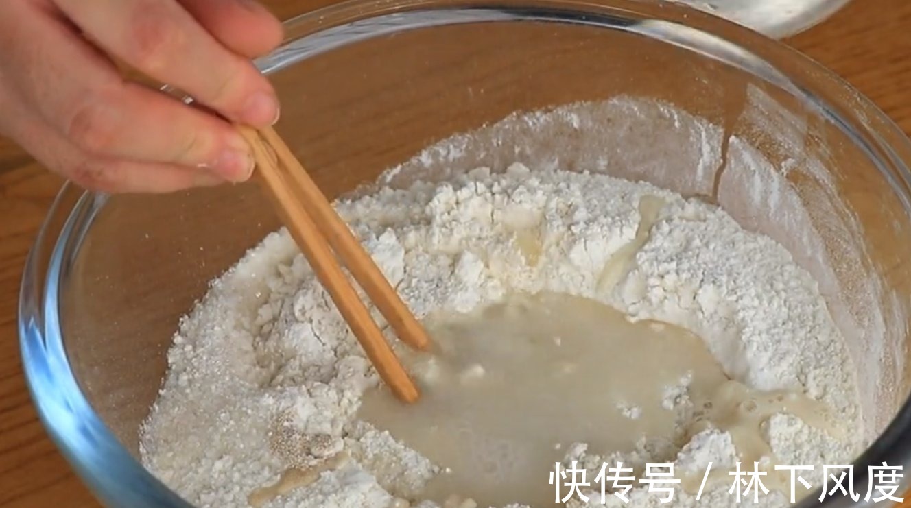 想吃披萨不用出去买,自己在家做,15块钱成本,做一次吃半月不坏