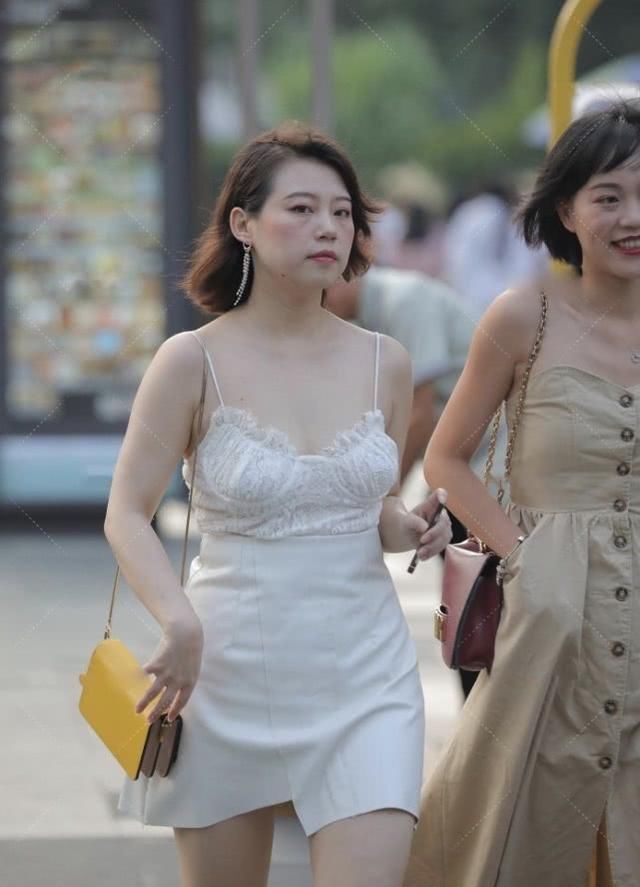 白色连衣裙|白色连衣裙搭配姜黄色的高跟鞋,“时尚气质”散发的淋漓尽致