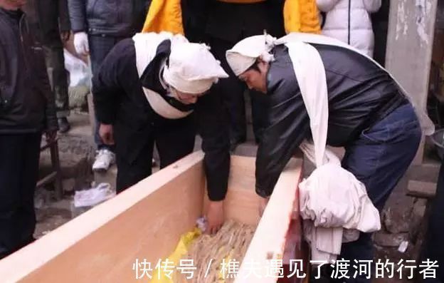 孝子#丧事入殓封棺只用4根钉,为什么一定要买5根