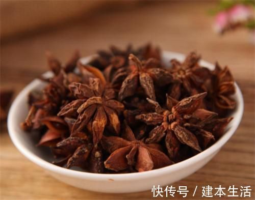 买八角时，这样的八角看到起身就走，厨师提醒，这些八角都是劣质八角