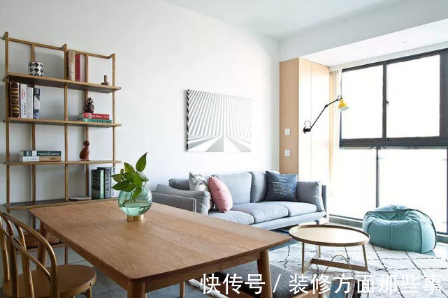 三居室|107平北欧风三居室，客厅简易书架搭配原木餐桌，充满文艺色彩