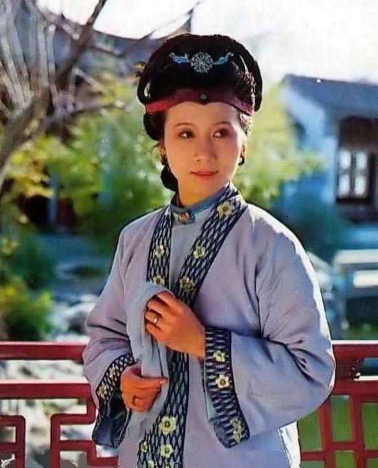 平儿!红楼:平儿和金鸳鸯对刘姥姥不同的态度,预示了她们的结局