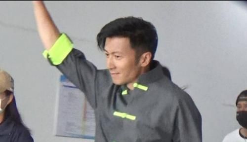 國慶晚會|謝霆鋒參加國慶晚會錄制，臺上一臉嚴肅，結(jié)束后秒變笑臉很是俏皮