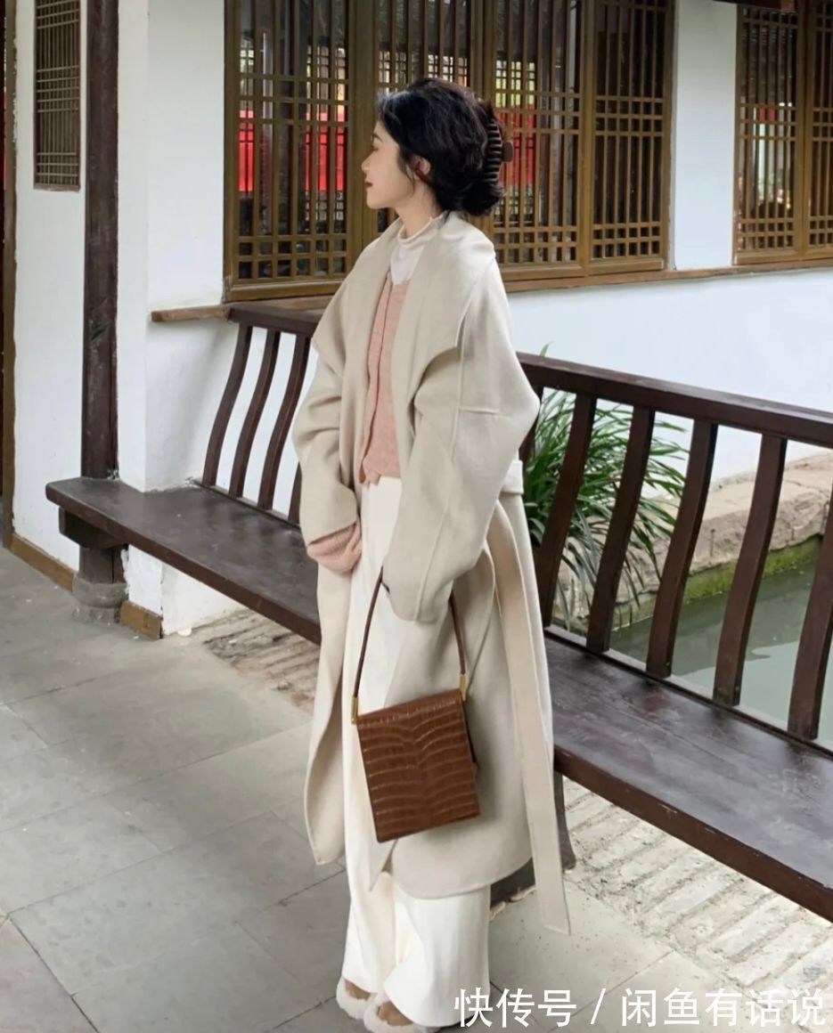 穿搭|怪不得女人都不穿打底裤了,今年流行“牛奶裤”,配大衣好时髦