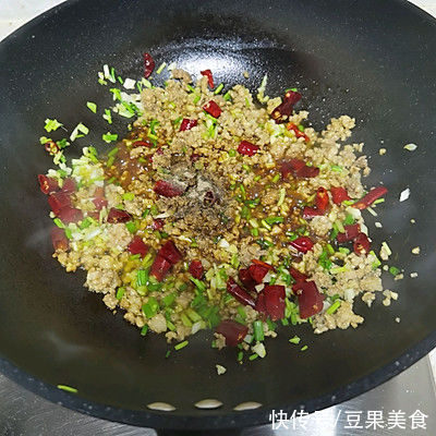 色香味俱全，米饭配外婆菜炒肉沫，下饭绝杀