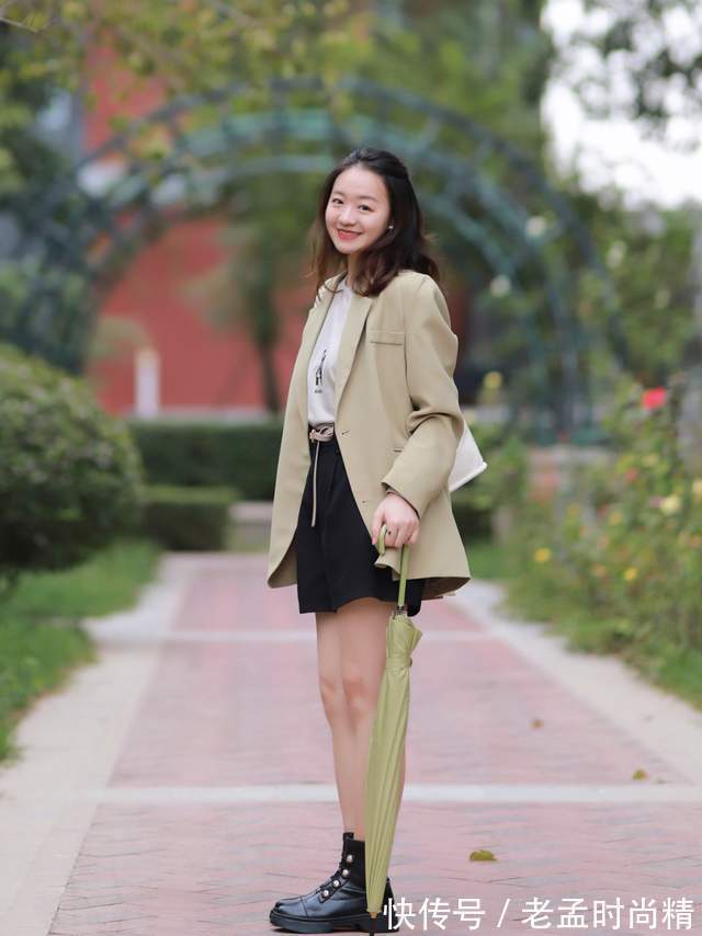 小蛮腰|微胖女生怎么穿才好看?西服外套搭配T恤和黑色短裤,显高又显瘦