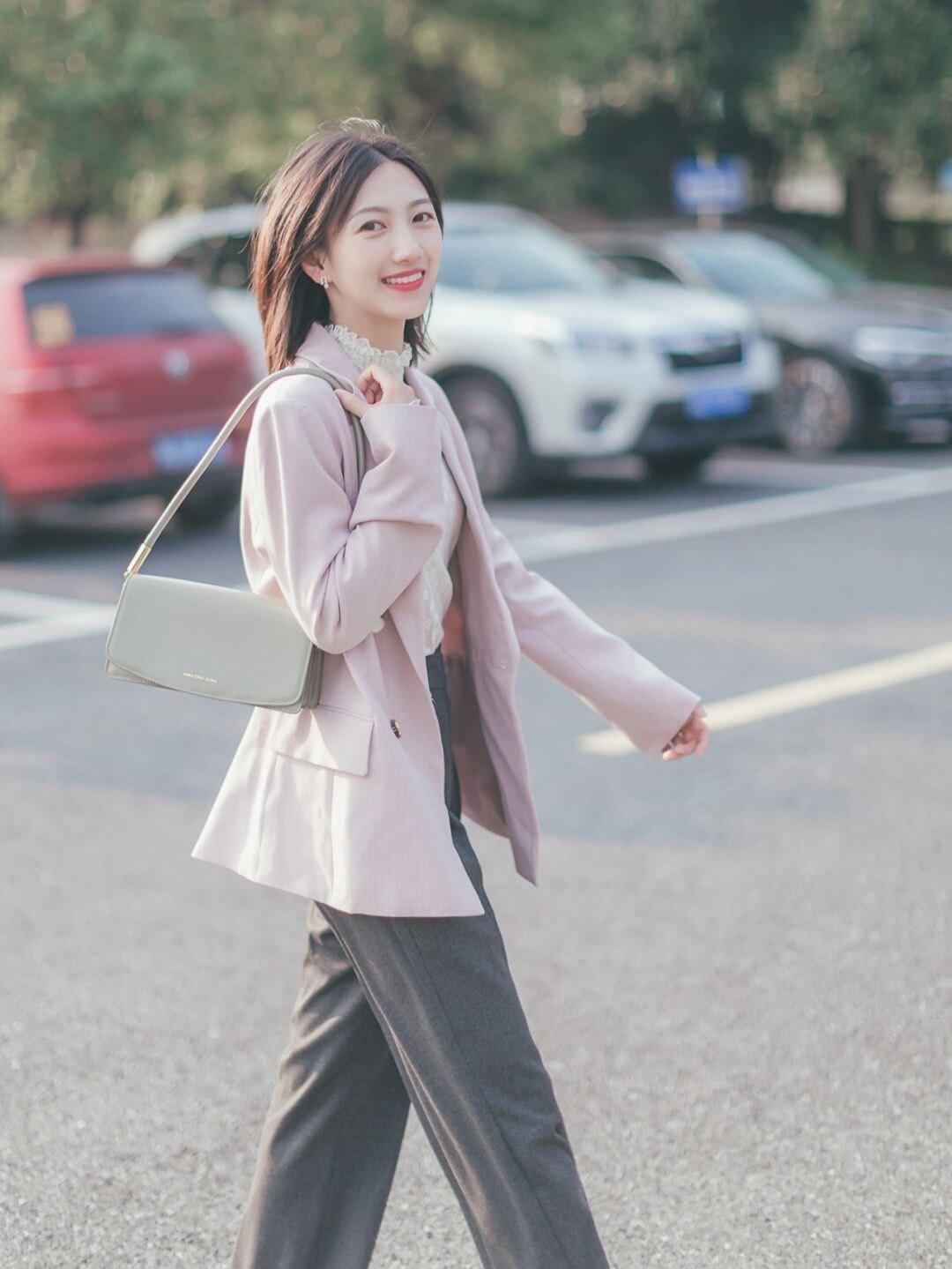 搭配|秋季通勤风怎么穿?白色长款大衣+牛仔裤,清新又时尚!