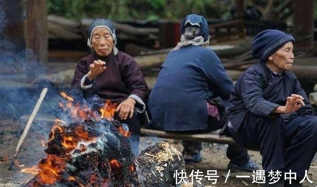 祖辈&古语:“人过五代另起坟,房过三代必走人”,啥意思?有道理吗?