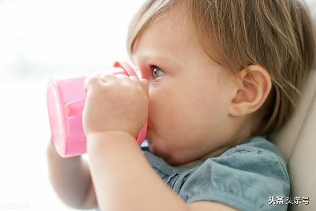 敞口杯|宝宝多大就要戒奶瓶了?晚戒奶瓶影响说话,4个方法轻松有效
