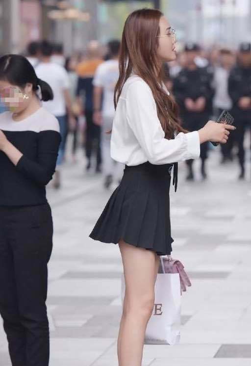佳品|街拍：百褶裙是很多女孩子出门逛街的必备佳品