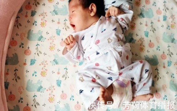 睡着|为什么宝宝睡着后坚持“投降”的动作?新手爸妈得知原因被暖到了